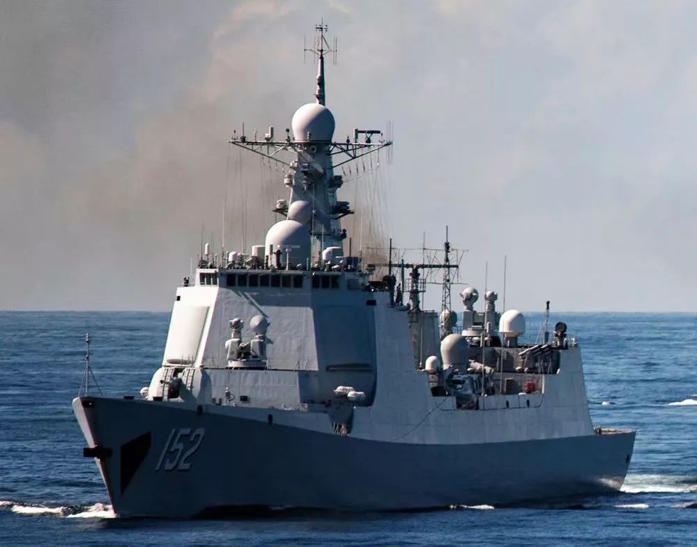 双航母!中国辽宁号与首艘国产航母在大连造船厂胜利会师!