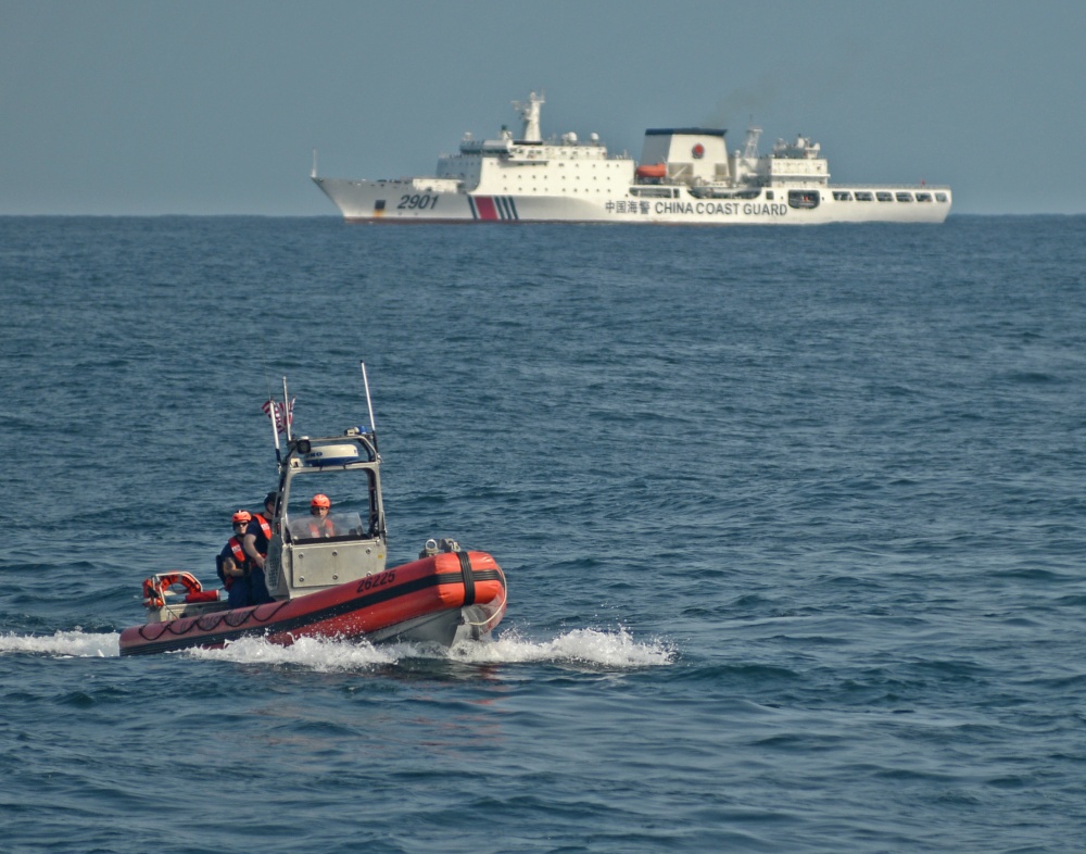 美国海岸警卫队闯入黄海 中国万吨海警船近距监视（组图） - 1