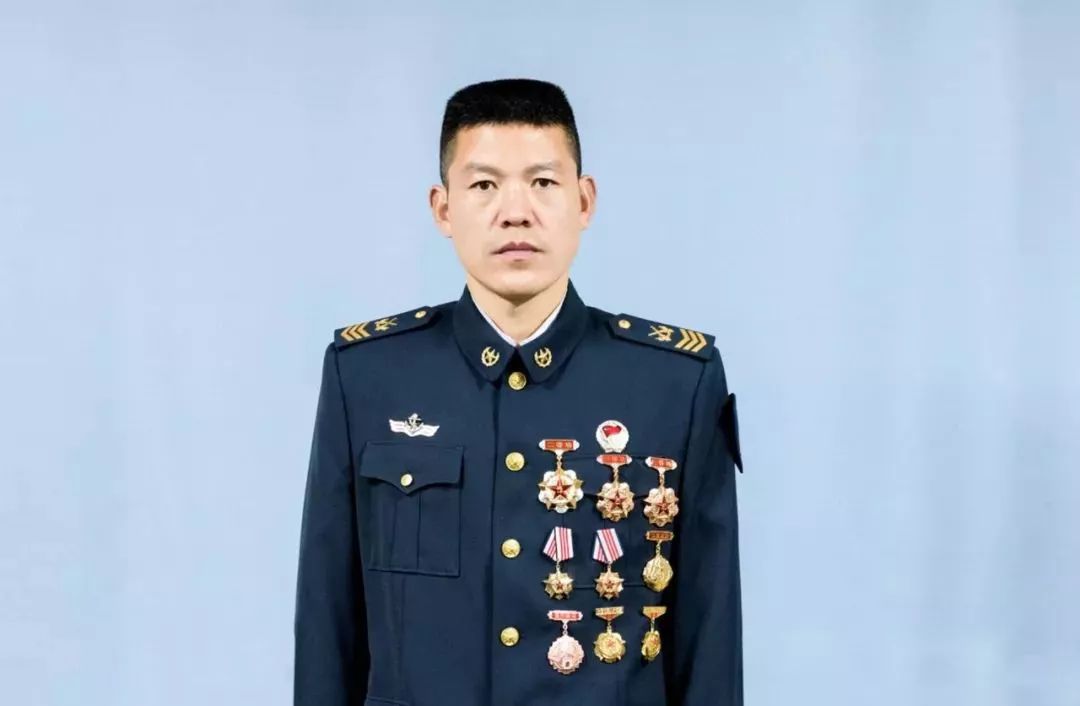 父爱如山,母爱如海,千千万万个有着大爱情怀的老父亲,老母亲啊,军功章