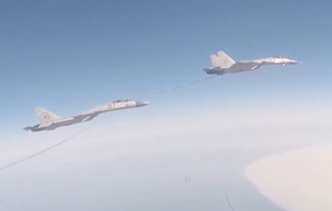 歼15伙伴加油首次曝光!续航力和载弹量显著提