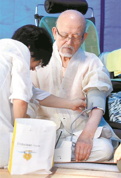 (绝食抗议的seoljo法师 图自韩联社)(宣布辞职意向的雪靖法师 图自韩