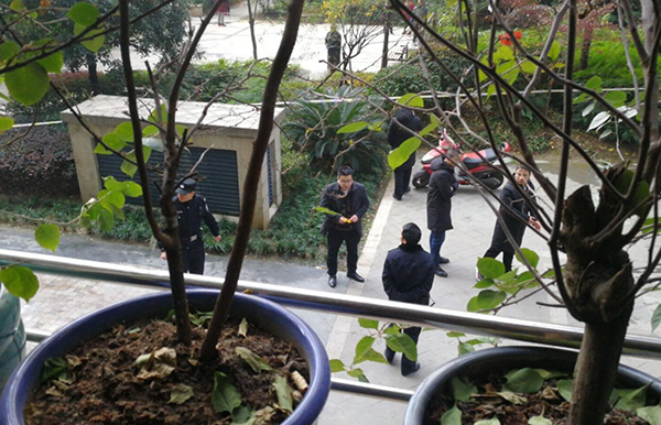 幼偷坠楼现场。幼区业主供图