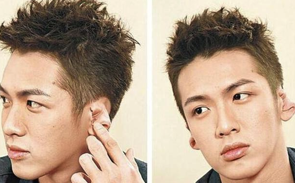 他把自己的耳朵折进耳洞里面,看着有点吓人呢,不过也够厉害的,学