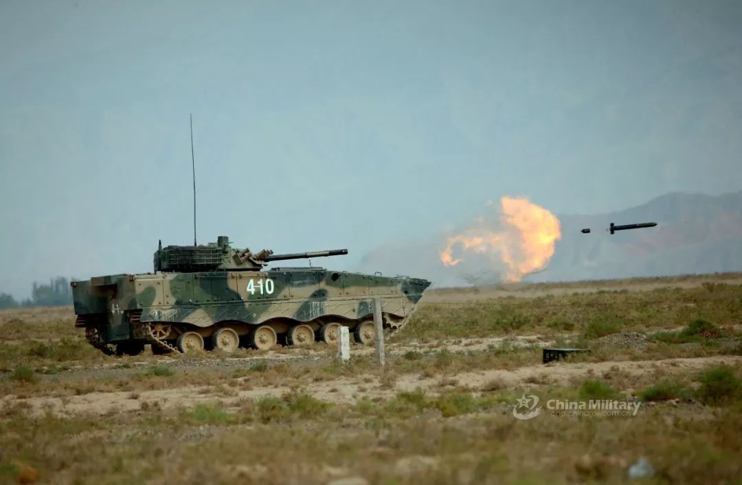 中国59坦克支援车亮相珠海车顶装满导弹和机炮专打巷战军情晚报