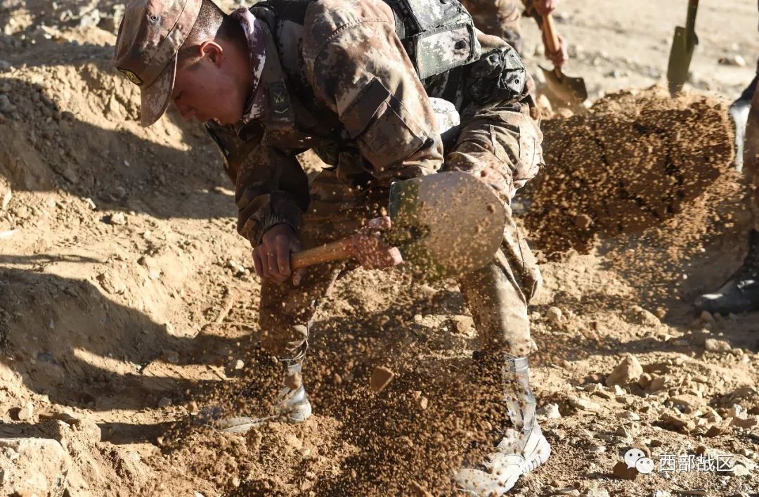 小队长进行现场授课指挥员对相关注意事项讲解构筑单兵掩体特战队在压