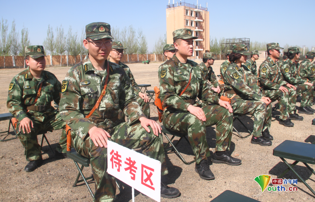 武警某部机动第一支队进行首长机关手枪考核