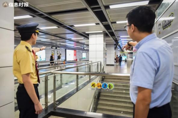 萧老师(右)与三元里地铁站站务员陈鸿斌(左)指认偷拍外子试图逃跑的路线。