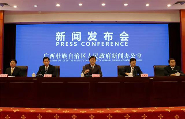 自治区迎检工作组副组长,自治区党委副秘书长黄汝生主持新闻发布会.