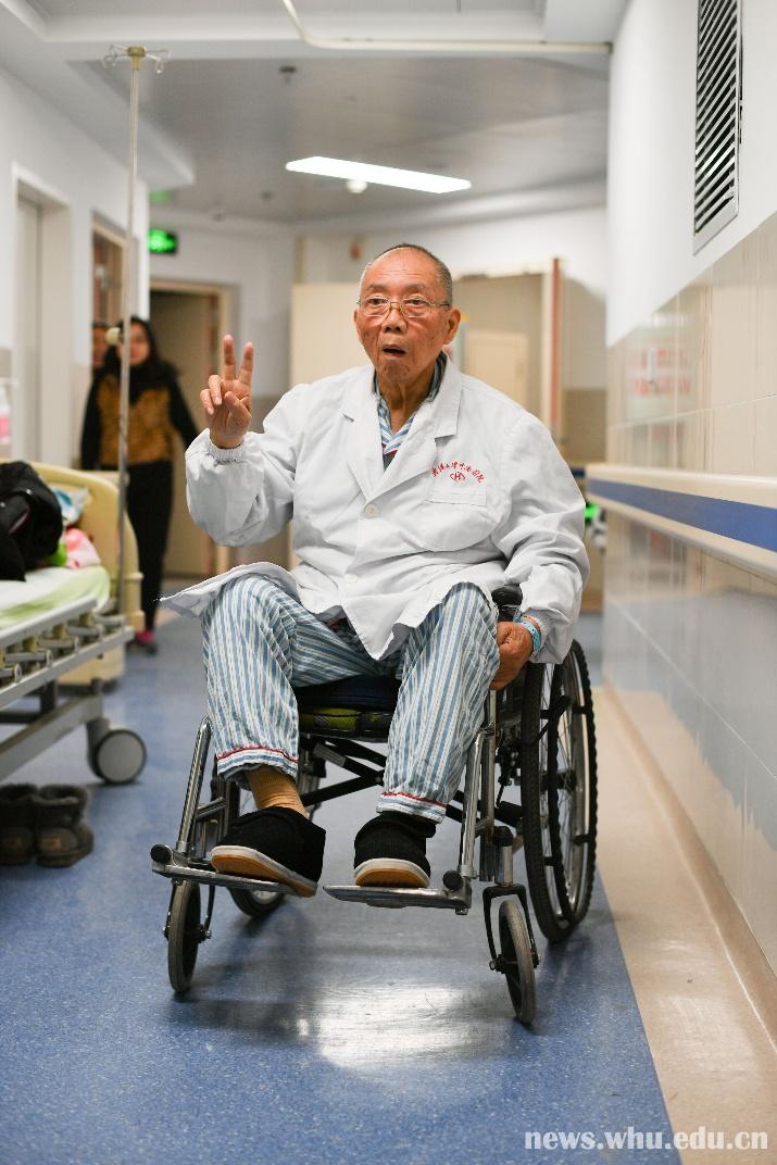 里面着病号服外面穿白大褂