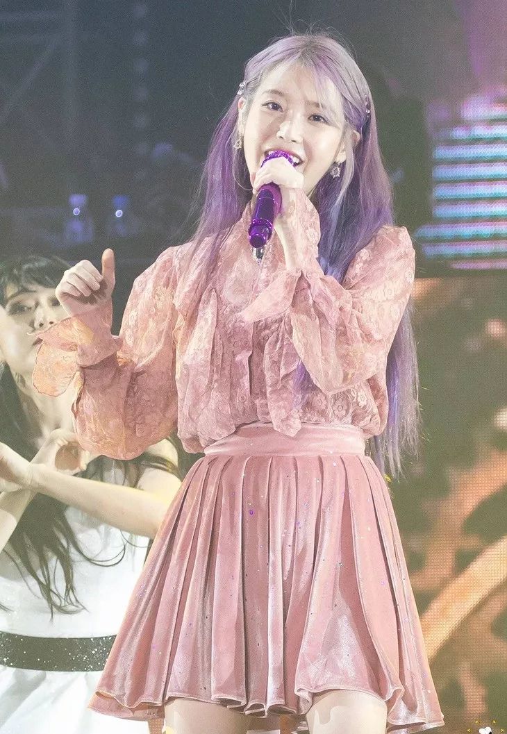 裙装:zimmermann裙装:love me back为了给演唱会造势,iu特意染了个