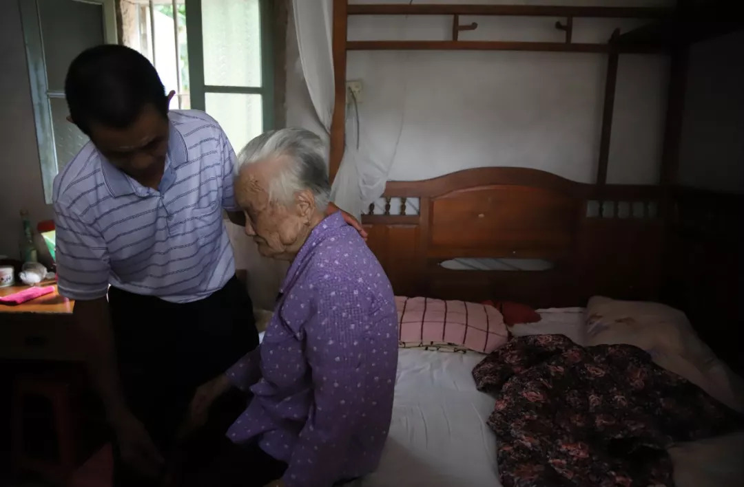 厦门七旬老伯赡养母亲58年来每天骑行4公里买新鲜肉熬汤