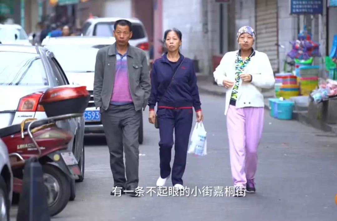 “癌症街上,那些拎着尿袋的人”:30张照片,戳破成年人最心酸的一面 “癌症街上,那些拎着尿袋的人”:30张照片,戳破成年人最心酸的一面