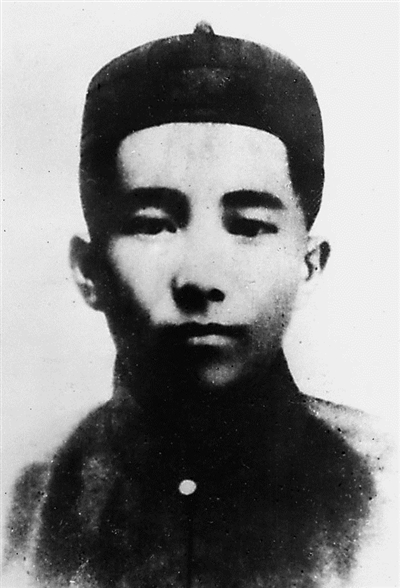 为了民族复兴·英雄烈士谱坐北朝南的农舍,泥墙草屋,木质门窗.