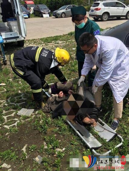 5旬女子报废轿车内中暑身亡 身上还穿着羽绒服