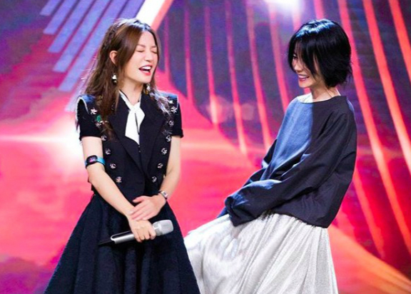 赵薇晒与王菲参加节目合照 面对面开怀大笑