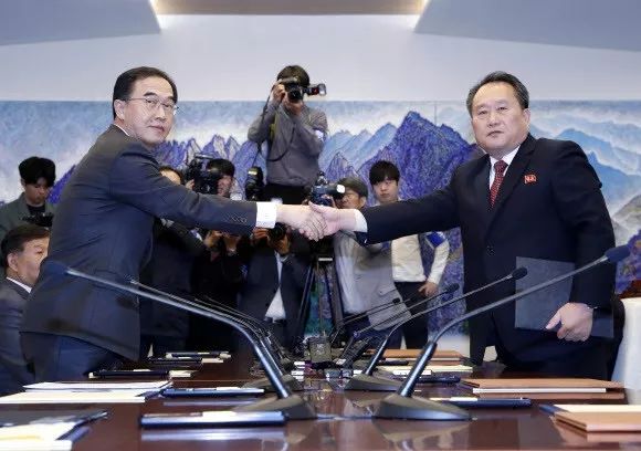 ▲资料图片：10月15日，韩朝高级别会谈韩方首席代表赵明均（左）与朝方首席代表李善权在韩方和平之家交换联合公报后握手。（朝韩联合记者团）