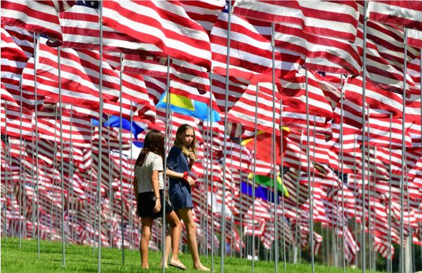 10日，人们参观佩珀代因大学为纪念9·11遇难者而设的国旗海。（法新社）