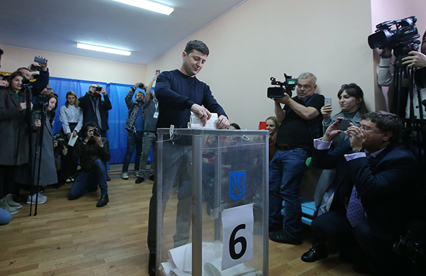 　　当地时间2019年3月31日，乌克兰基辅，乌克兰举行总统大选，喜剧演员、总统候选人泽连斯基参加投票。东方IC 资料图