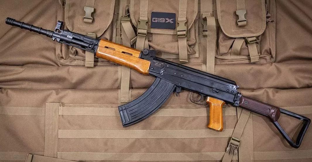 大五叶迷彩配八一杠,这才是真正的军迷范儿!