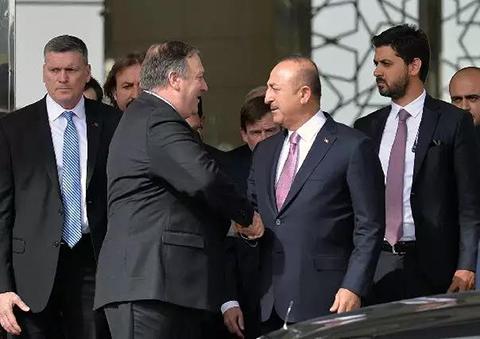 ▲10月17日，土耳其外长恰武什奥卢（前右）与到访的美国国务卿蓬佩奥（前左）握手。 图/新华社