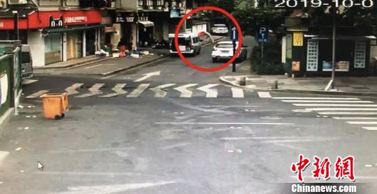 事发时的监控画面。 警方供图 摄