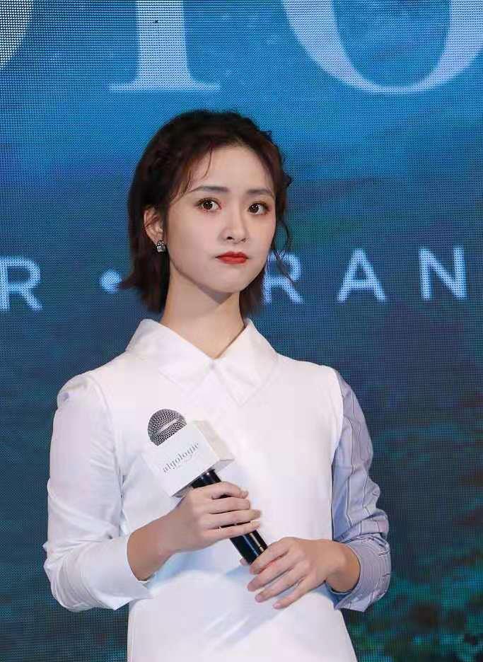 披肩短发也是能够打造出很多漂亮又精致的发型的,这不,沈月杨紫的编发