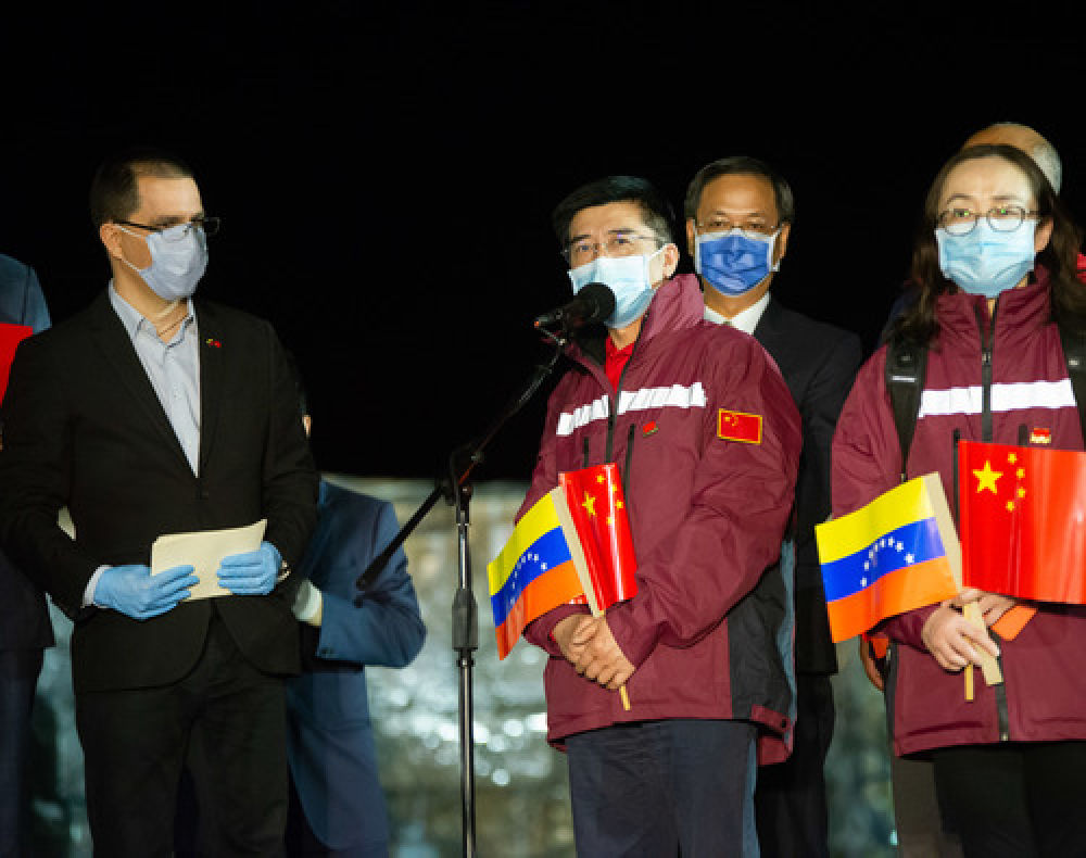 3月30日，在委内瑞拉首都加拉加斯西蒙·玻利瓦尔国际机场，中国抗疫医疗专家组组长黄茂（左二）在欢迎仪式上致辞。新华社发（萨尔戈多摄）