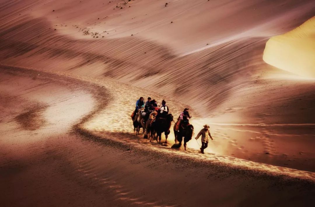 by 图虫luwan2005    去敦煌,大漠孤烟,长河落日, 夕阳下的驼铃声,定