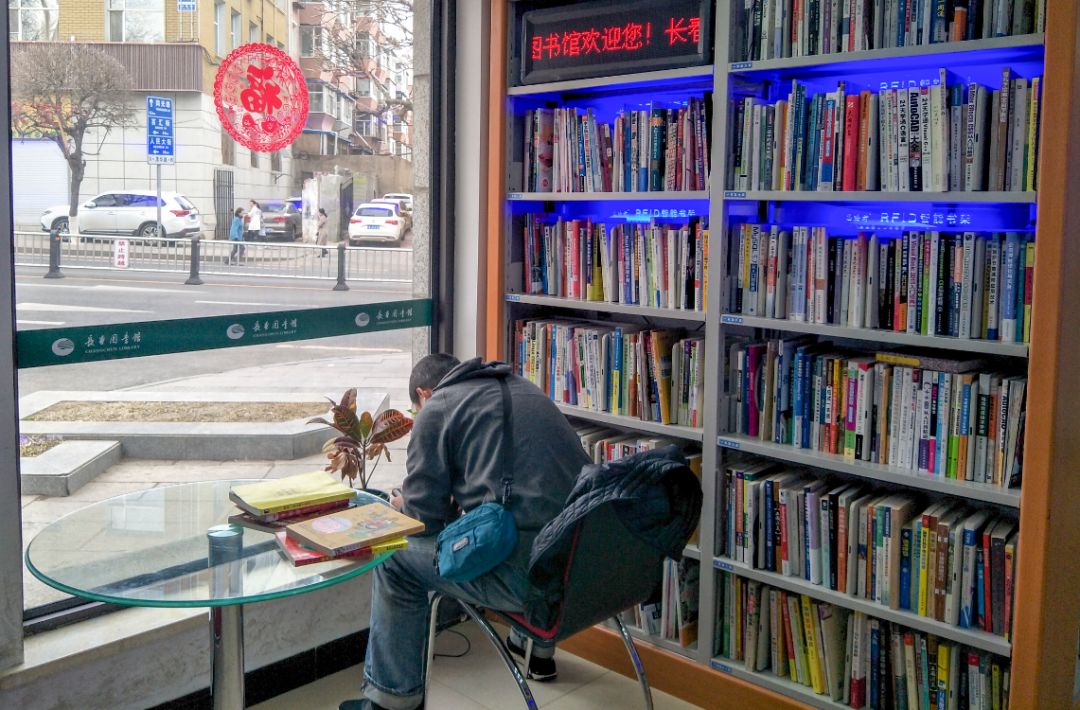 长春市民反映24小时图书馆图书摆放混乱找书费劲