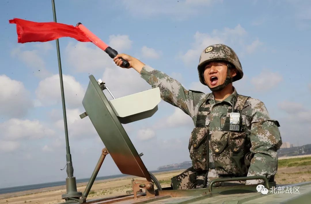 炮兵营组织某型自行火炮夜间实弹射中,官兵们在黑夜中快速占领射击