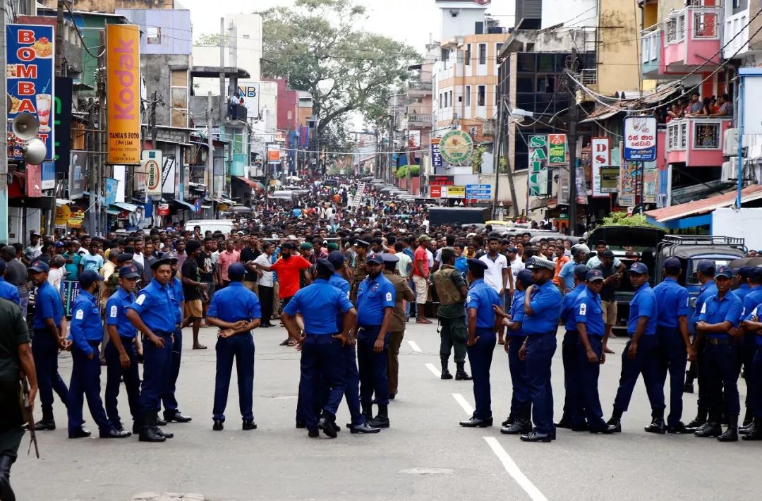  4月21日，在斯里兰卡科伦坡，人们聚集在发生爆炸的圣安东尼教堂附近。新华社发（哈普拉彻奇摄）