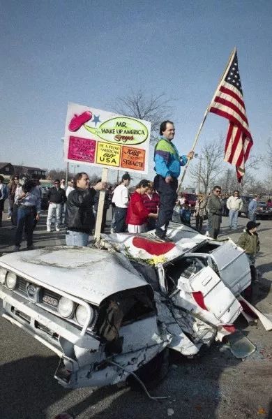 在上世纪的日美贸易战期间,美国人砸烂日本车以示不满.