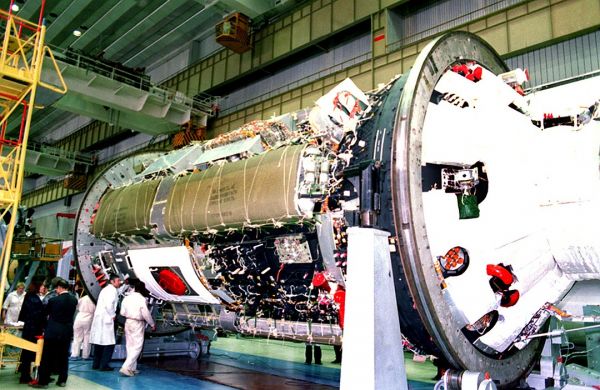 火箭把国际空间站的首个太空舱——重20吨的"曙光"号功能货舱送入轨道