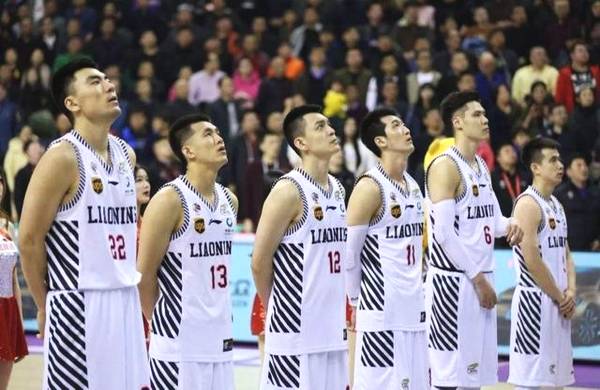 CBA出现暖心一幕!辽宁男篮为夺冠球员正大光