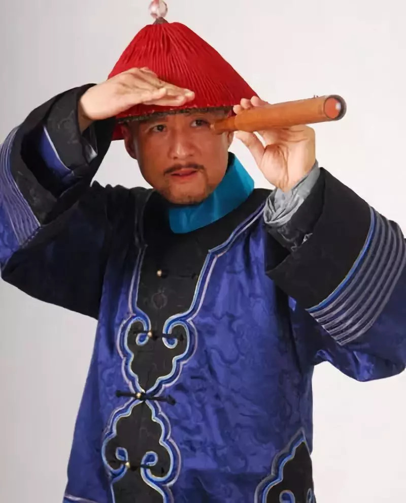 还记得《家有外星人》中的爸爸唐朝吗?他开始混dj圈了