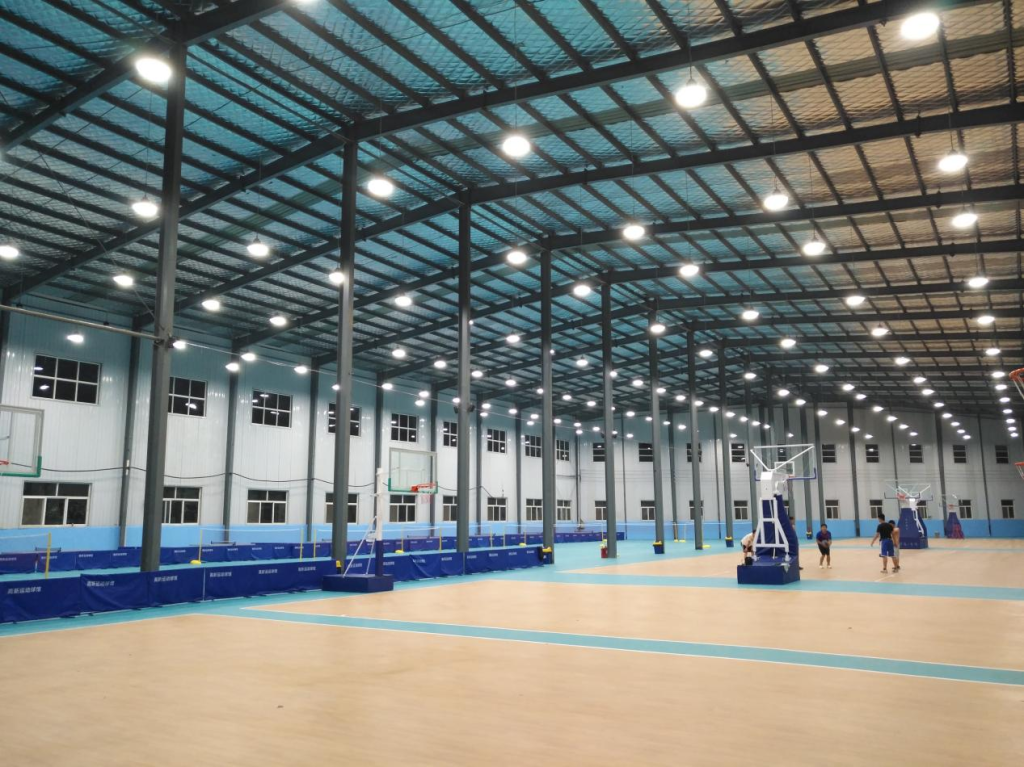 篮球场照明灯具选择选用体积小,重量轻,高光效,窄光束角配光灯具,灯具