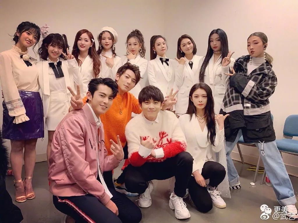 (大家注意最左边的沈月) 大家还可以在造型上多花心思,多选择白色