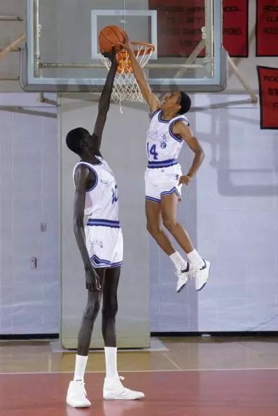 19岁身高218究竟何方妖孽|波尔|长人|身高_新浪新闻