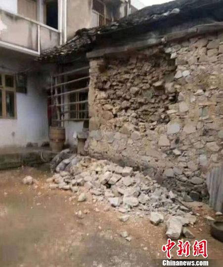 地震中房屋受损。　钟欣　摄
