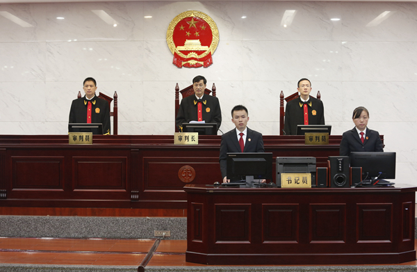 图为审判长李忠林宣读裁定书