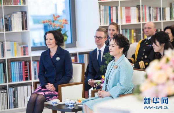 国家主席习近平夫人彭丽媛同芬兰总统夫人豪吉欧在北京欣赏音乐诗会。图源/新华社