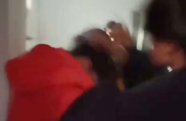 许昌两初中男生在厕所殴打同学。视频截图