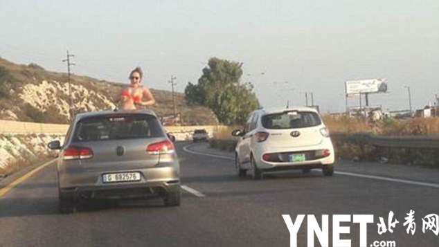 女子高速路上开天窗暴露乳房 被后车拍到遭警察追捕
