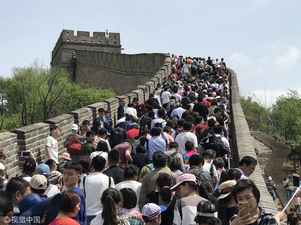 北京八达岭长城现"人海" 游客在长城上艰难移动