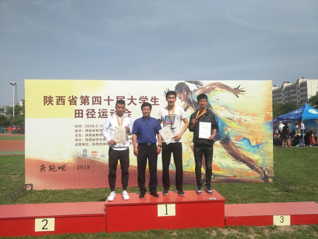 左:西安交大包揽女子乙组200米前三名           右:男子乙组撑杆跳高