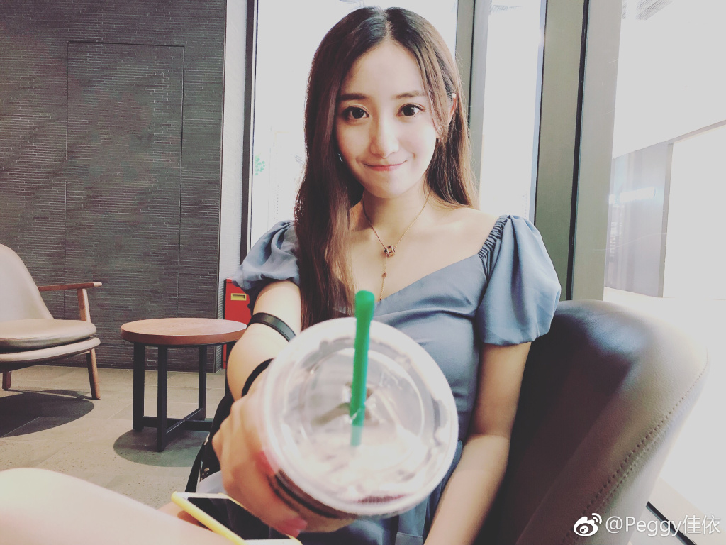 篮球女主播佳依晒穿科比球衣照:生日快乐 我科