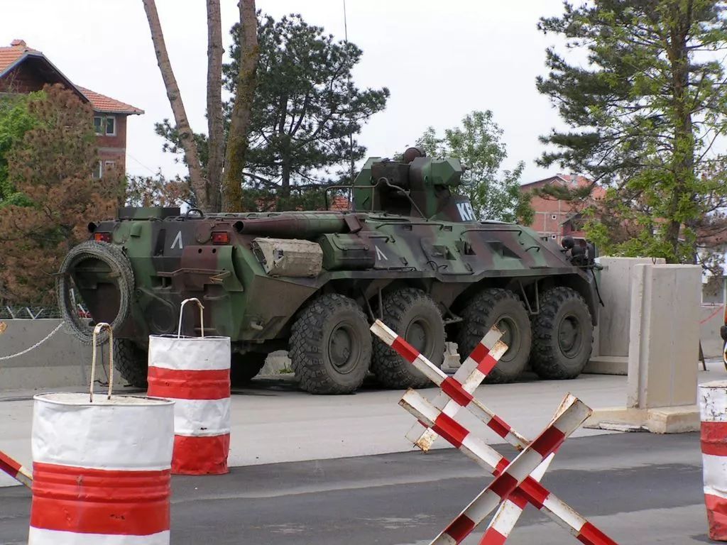 俄军甚至出动了btr-80a轮式步兵战车和台风防地雷反伏击车等重装备