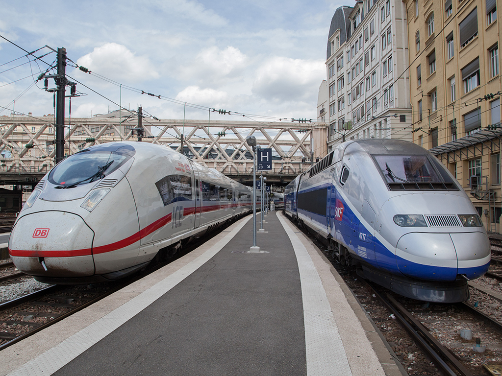法国TGV(右)和德国ICE高铁(左)(图源:国际铁路公报)