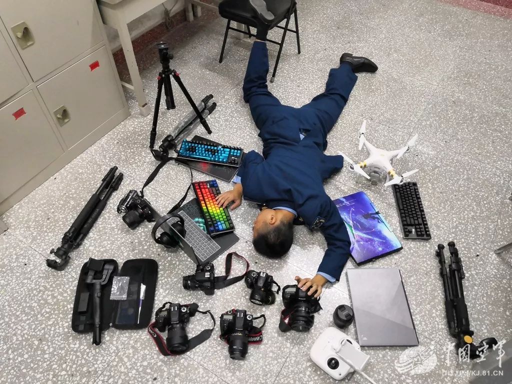 扑街式炫富?看军校小哥哥不一样的打开方式