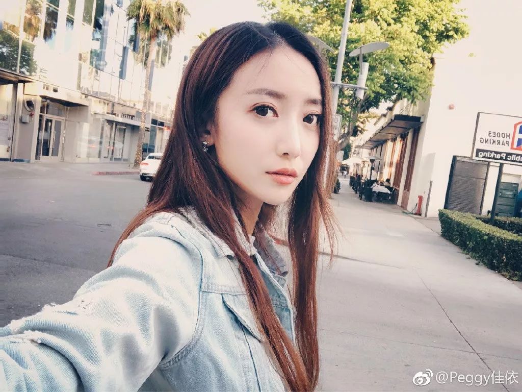 下面来介绍一下刚刚毕业的nba女主播——佳依.